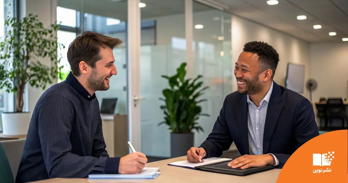 دو مرد در حال مذاکره در شرکت برای افزایش حقوق